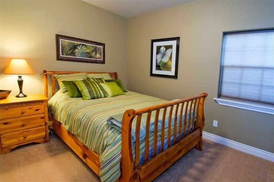 Sink into the queen bed with comfortable soft sheets.