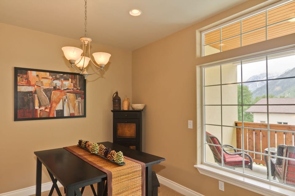 Dining area for 4.