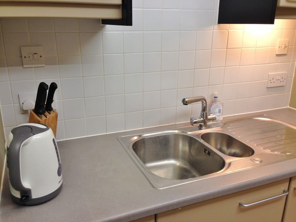 Fully equipped modern kitchen (View 3)