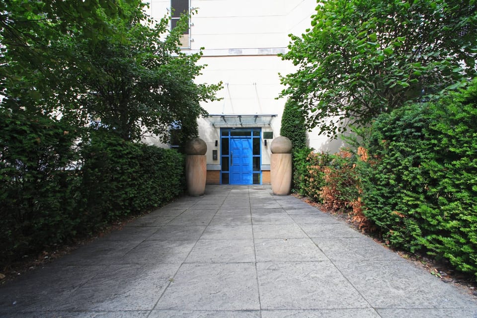 Entrance to Handleys Court