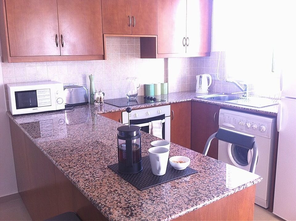 Fitted Kitchen with Fridge Freezer, washing machine, microwave, oven & Hob