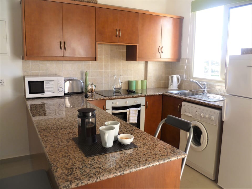 Kitchen with breakfast bar 