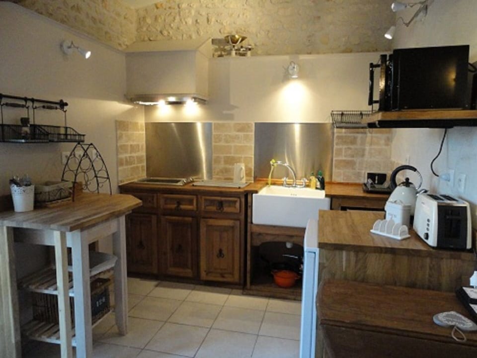 The kitcenette has 2 ring hob, microwave,toaster, slow cooker & fridge.