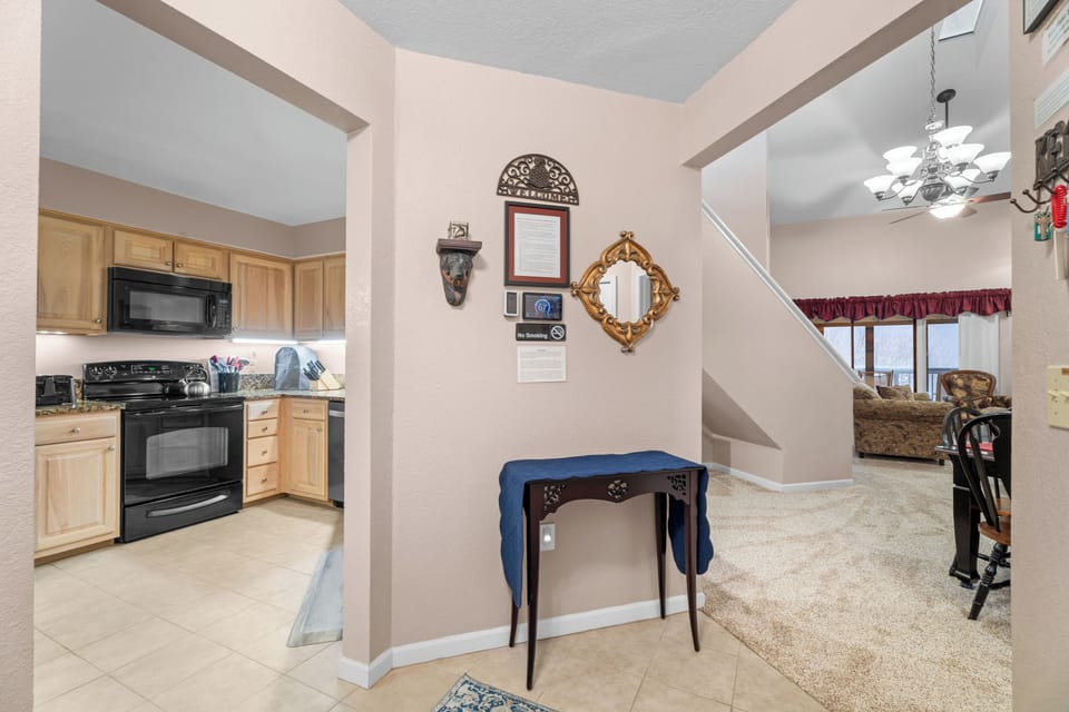 Entry view to kitchen and livingroom