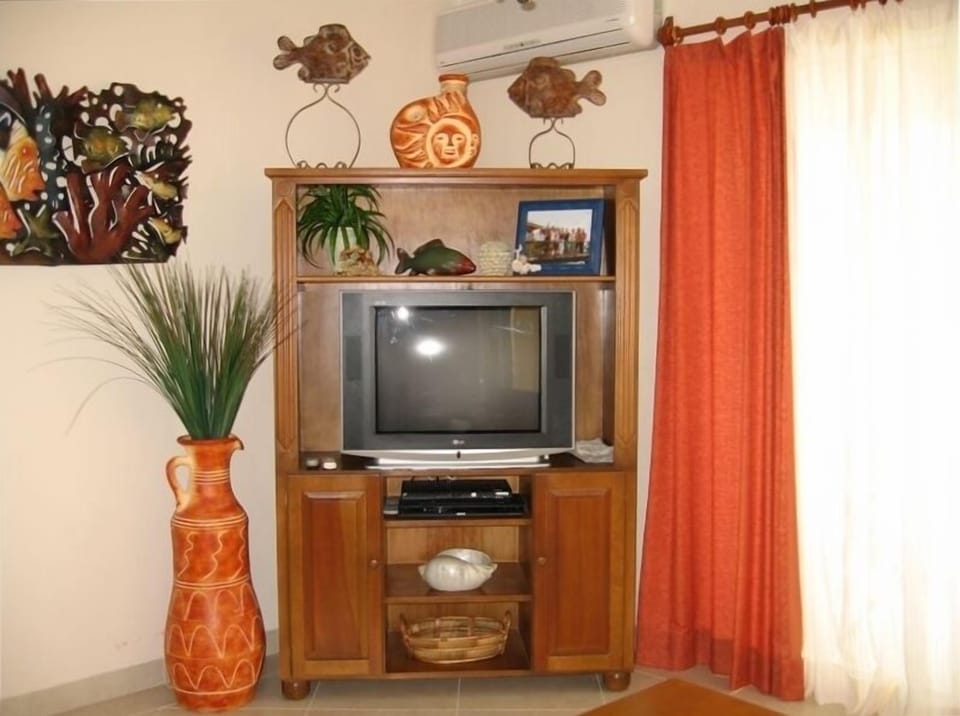 Entertainment Center - Ipod/Stereo/DVD/Satellite/Internet/Local Cell Phone