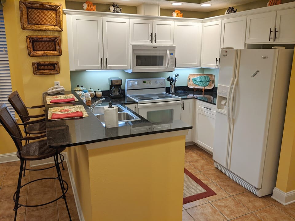 Kitchen recently had new cabinet doors and hardware installed.