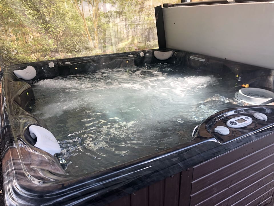 BRAND NEW Luxury Hot-tub with bluetooth speaker system!