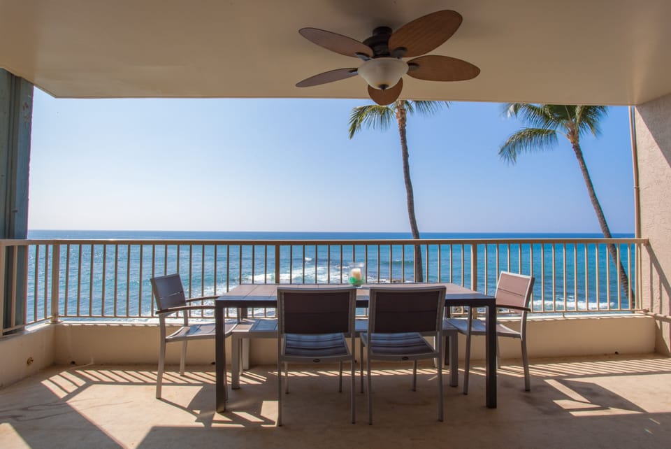 Large lanai overlooks the ocean.