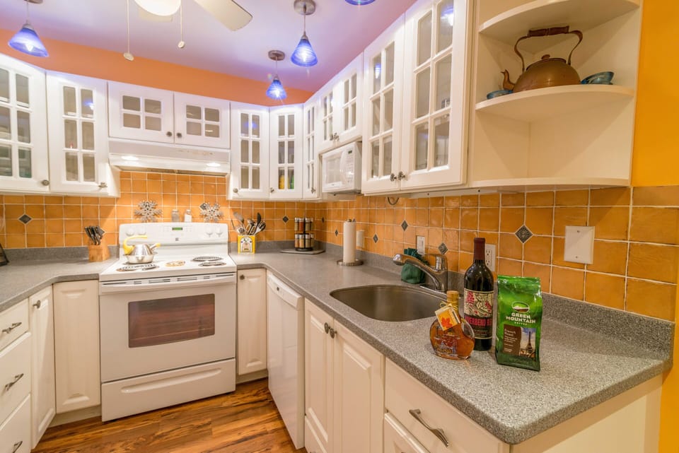 The kitchen is a wonderful place to cook! Everything you need - and more.