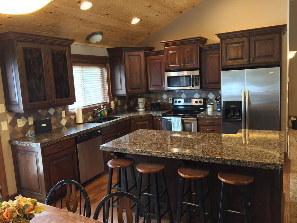 Beautiful Full Kitchen