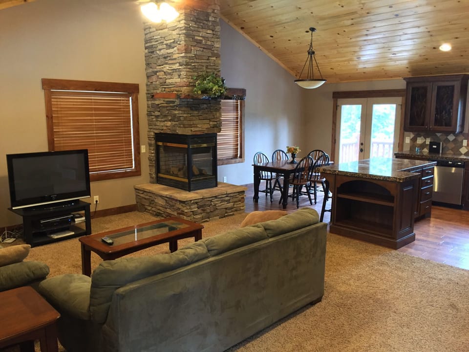 Kitchen Island, Dining Room, Cozy Fireplace