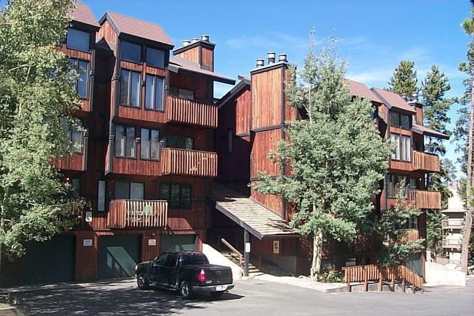 Four O'clock Lodge, located just blocks from downtown and ski-in, walk to lift