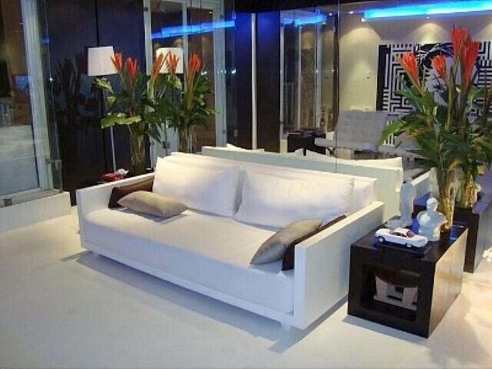 Livng Room with access to balcony
