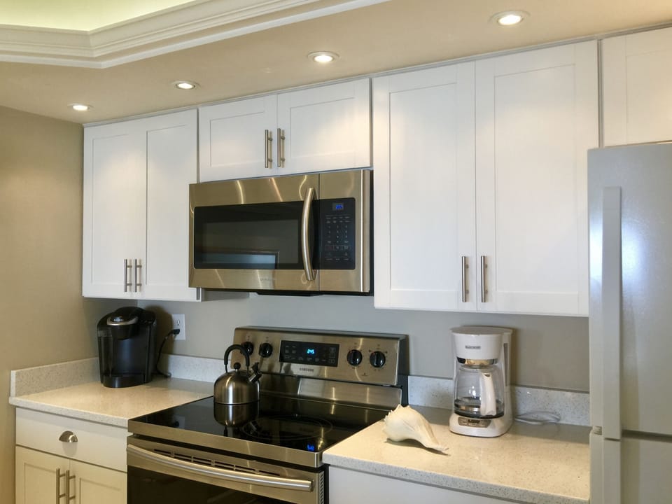 Modern, fully stocked kitchen, quartz counters! Of course a Keurig coffee maker.
