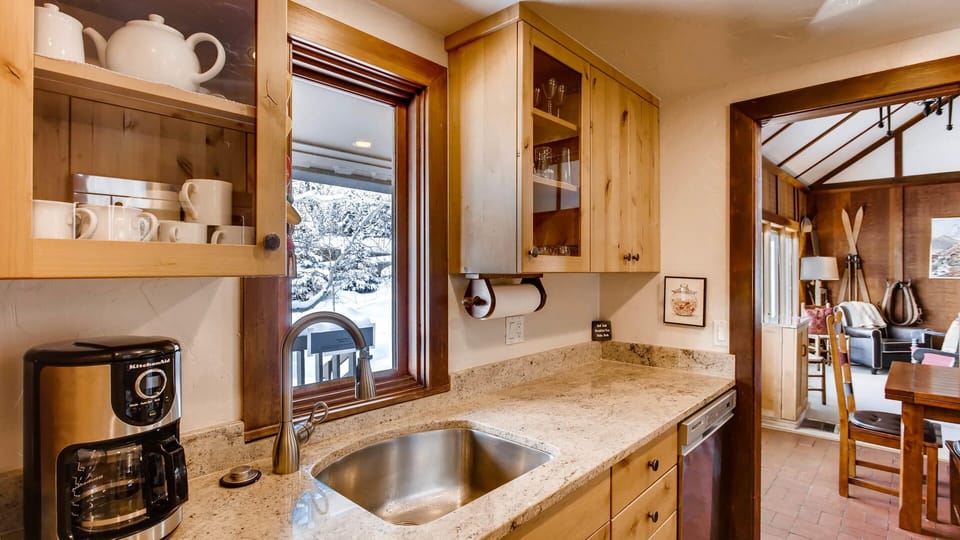 Very well-equipped, modern kitchen.