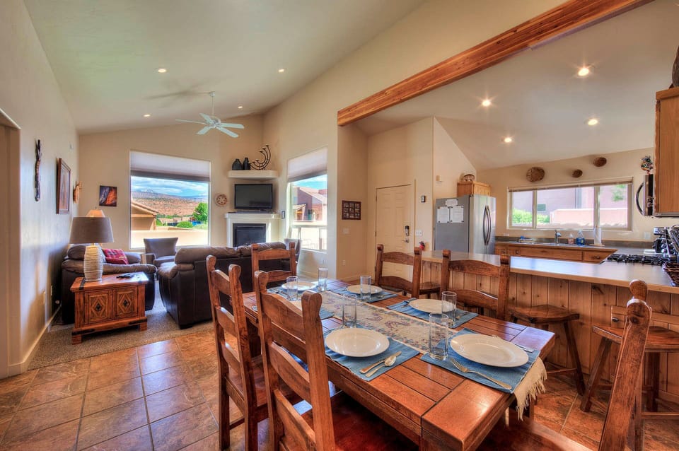 Open and spacious. Seating for 8 at the table
