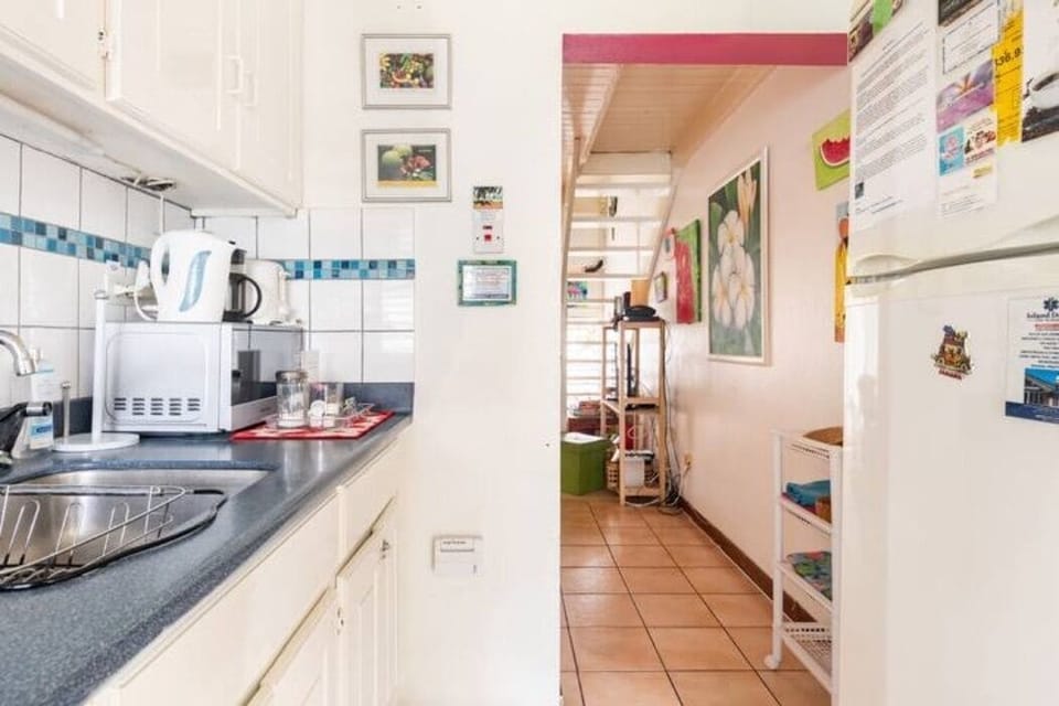 Fully equipped kitchen with electric kettle, toaster, French press and microwave