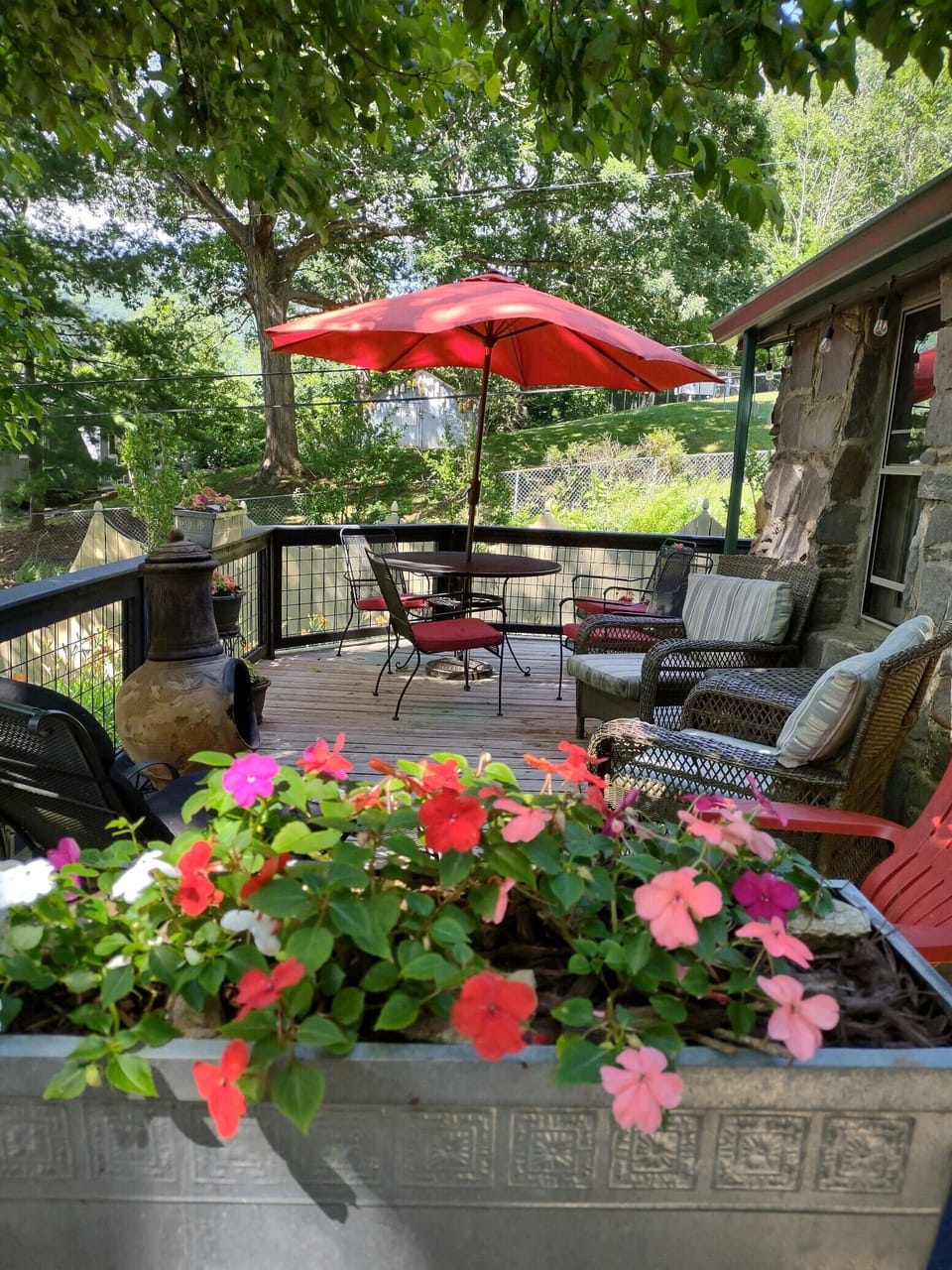 WRAP AROUND DECK with Chiminea FIREPLACE and Peaceful CLOSE MOUNTAIN VIEWS.