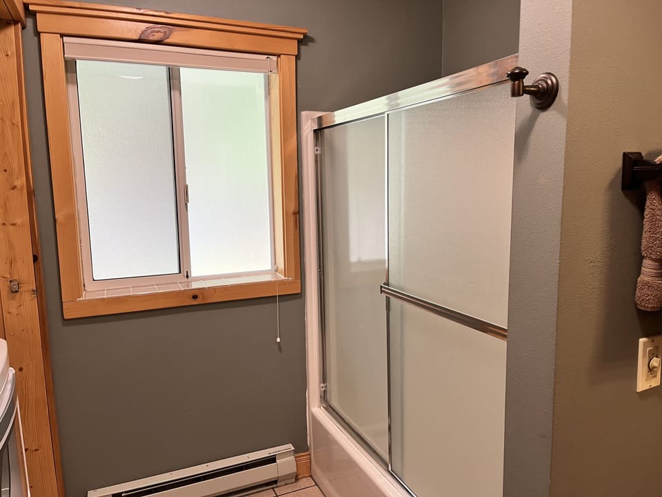 Guest Bathroom Shower & Tub