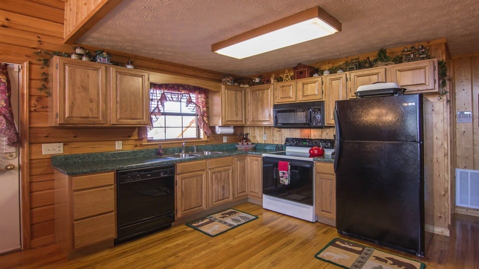 Fully Equipped Kitchen, Pot's N Pan's,Dinnerware,Silverware,Crockpot,Elec Skille
