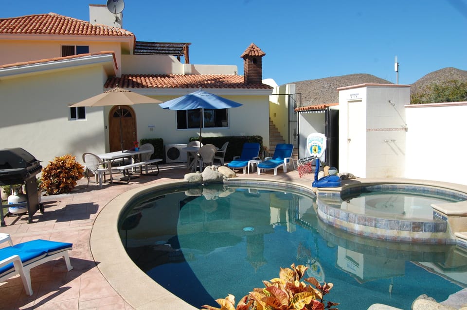 Heated pool and Jacuzzi hot tub!