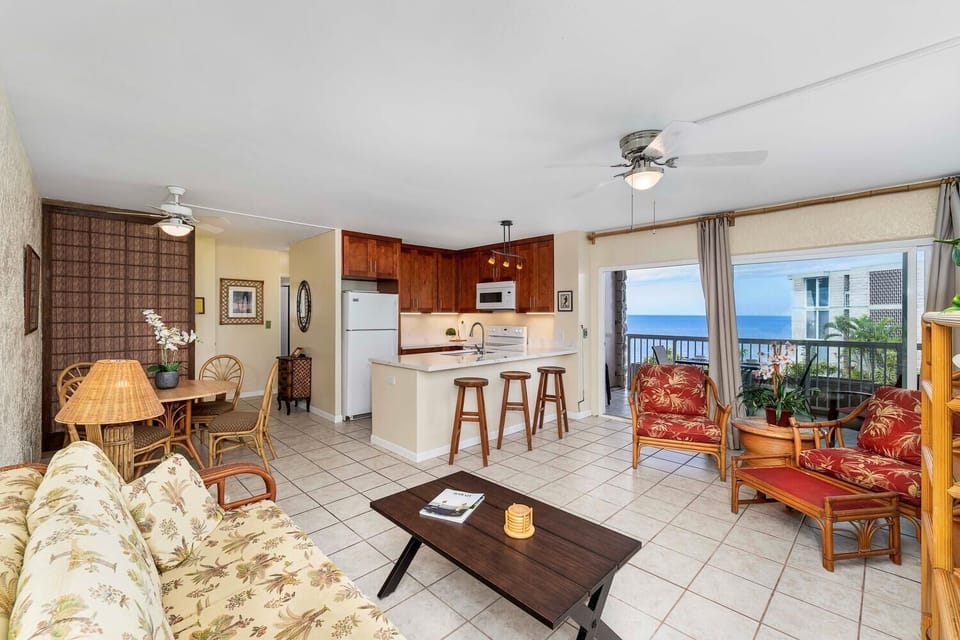 Fully tiled unit with new kitchen cabinets and countertops. Great view & breezes