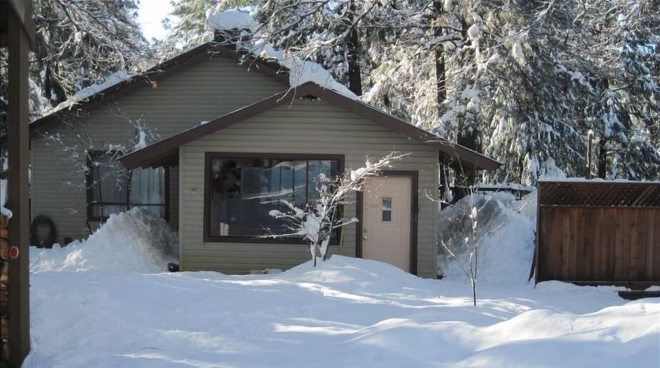 3500 ft. elevation Winter Wonderland (we keep the driveway and walkways clear) 