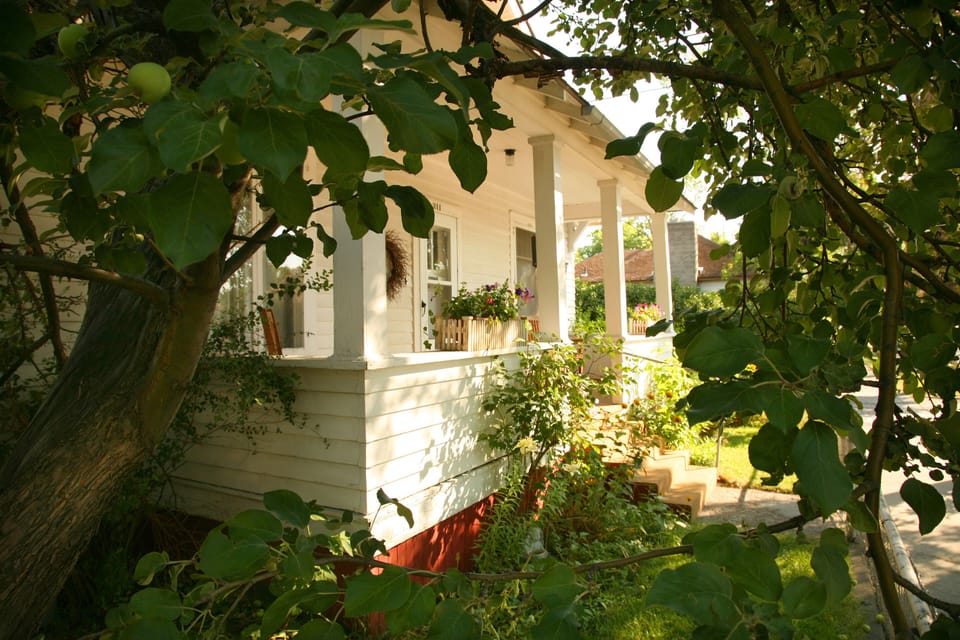 Welcome to The Elliott Guest House, serving guests for 25 years. 