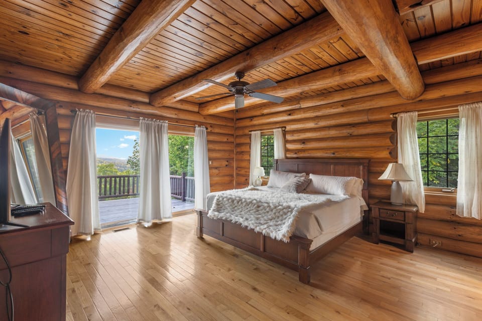 Master Bedroom Suite 1 Floor / Shower and Separate Tub