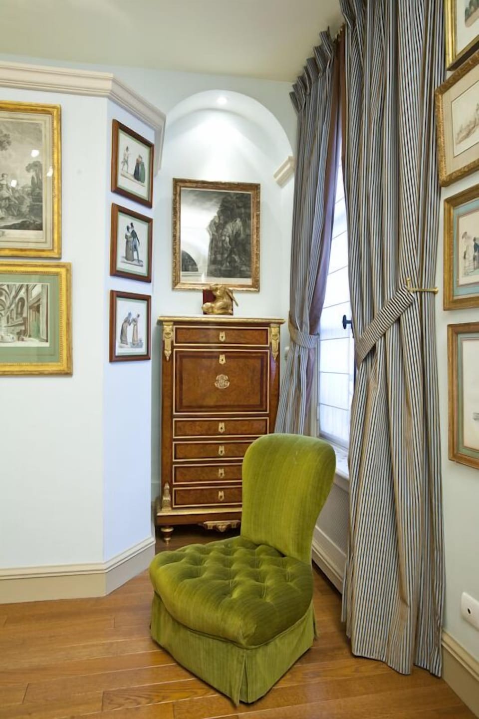 Marie-Antoinette's bedroom. Piece of Art !