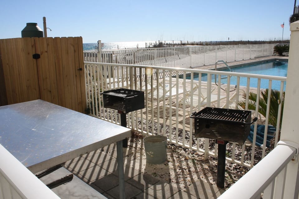 Gulf front grilling area