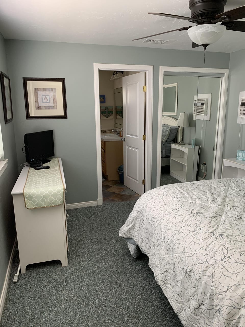 QUEEN BED WITH ONSUITE