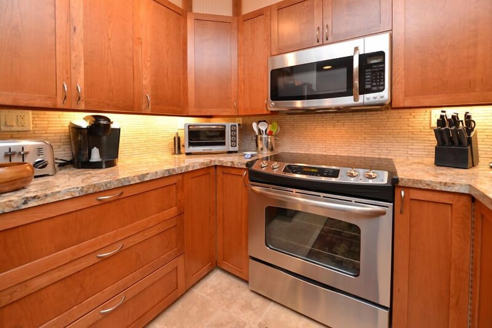 Beautiful Kitchen - fridge, stove, microwave, dishwasher, icemaker