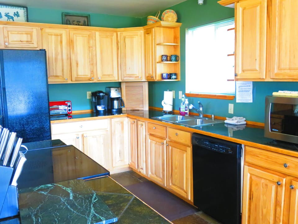 FULLY EQUIPPED SPACIOUS KITCHEN INCLUDING DISHWASHER