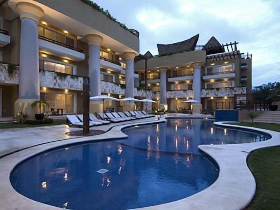 Ground Level Pool with Beach Access