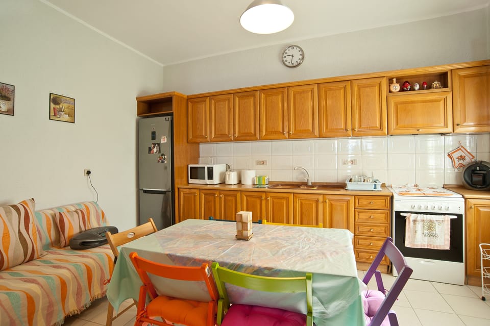 Spacious and colorful kitchen fully equipped with appliances!