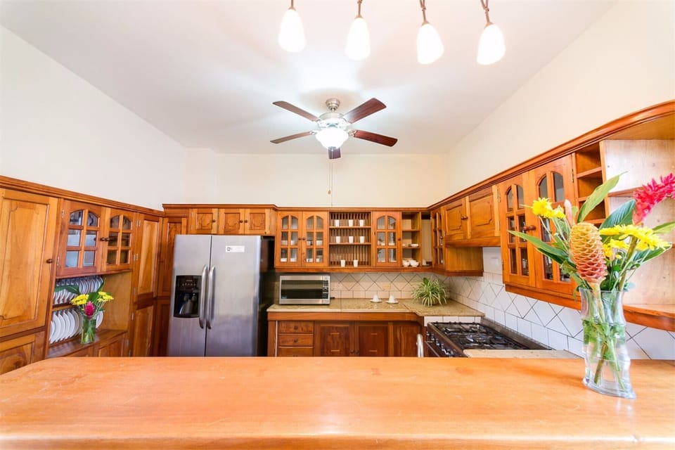 Fully equipped kitchen with dining bar. 