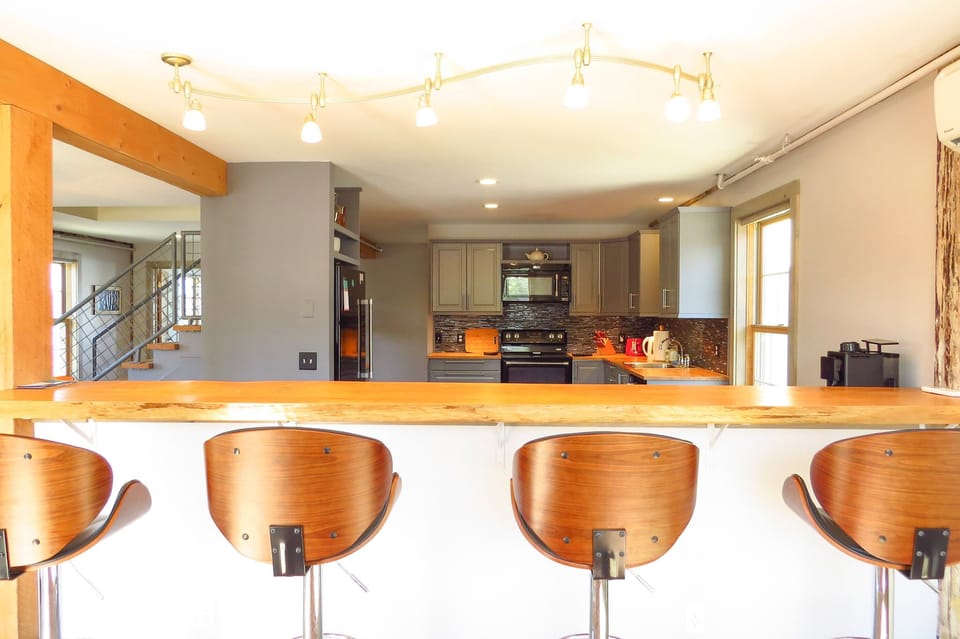 Lots of room...the breakfast bar is a great conversation area.