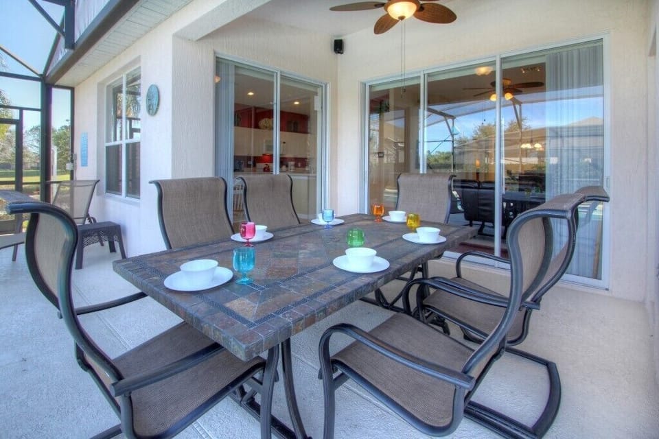 Comfortable and stylish seating for 6 poolside.