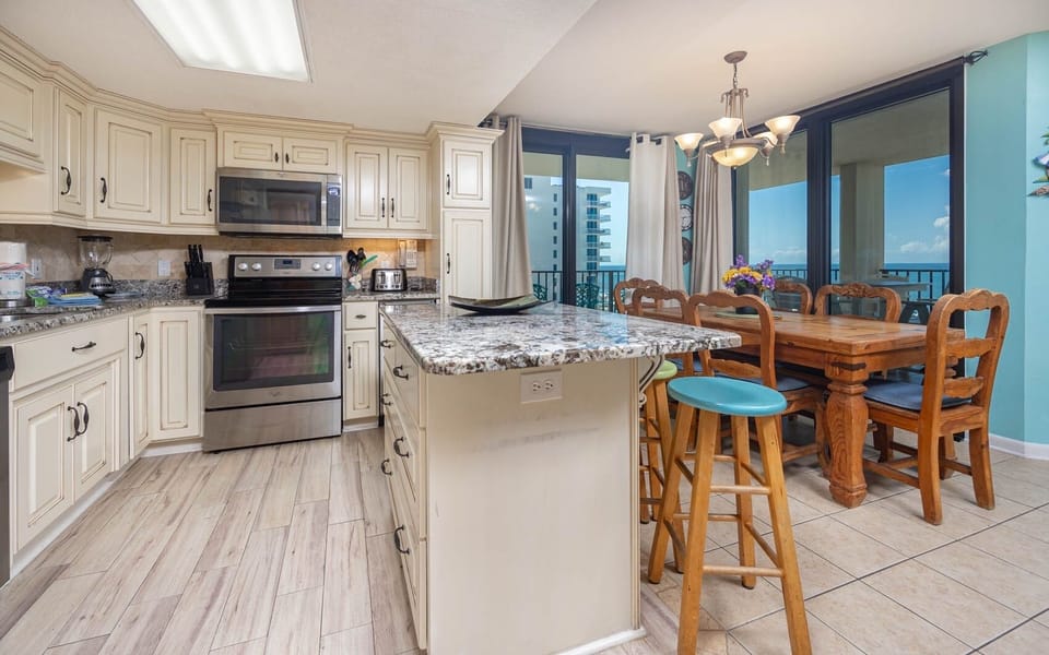 KITCHEN AND DINING WITH DIRECT BEACHVIEW