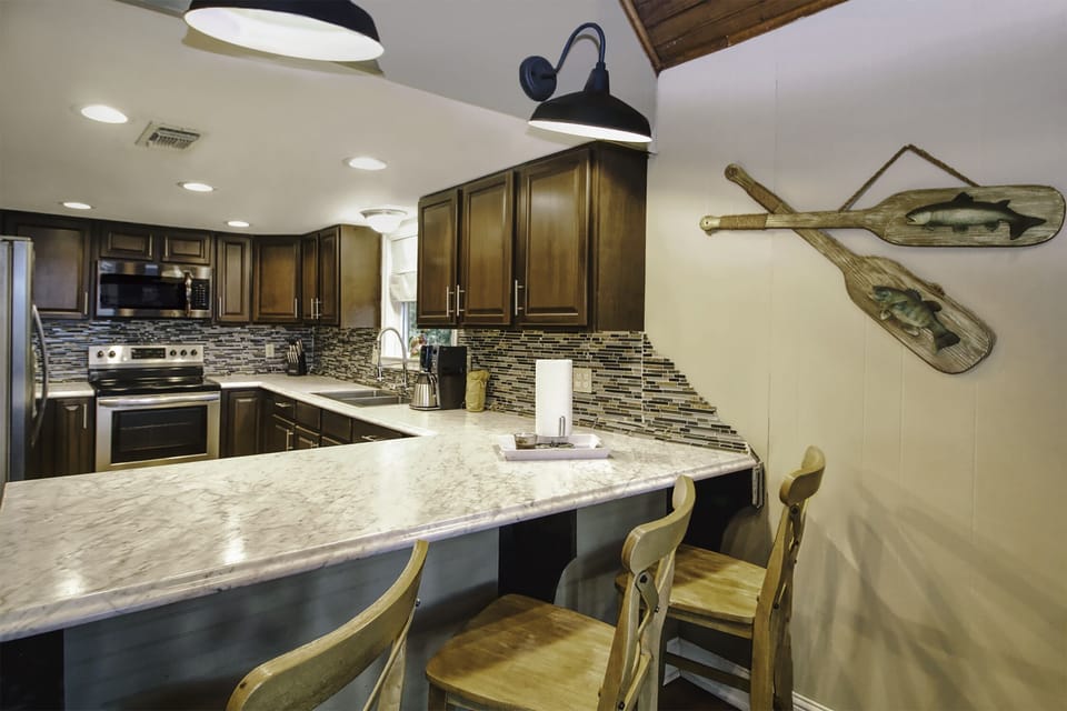 Kitchen bar with seating for 4