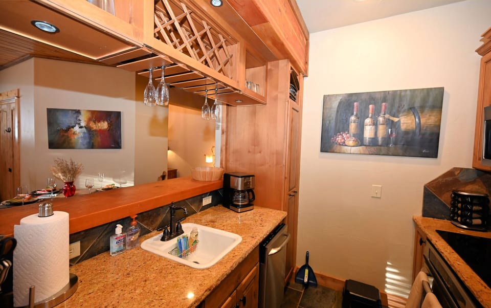 Casa Big Sky - kitchen and bar