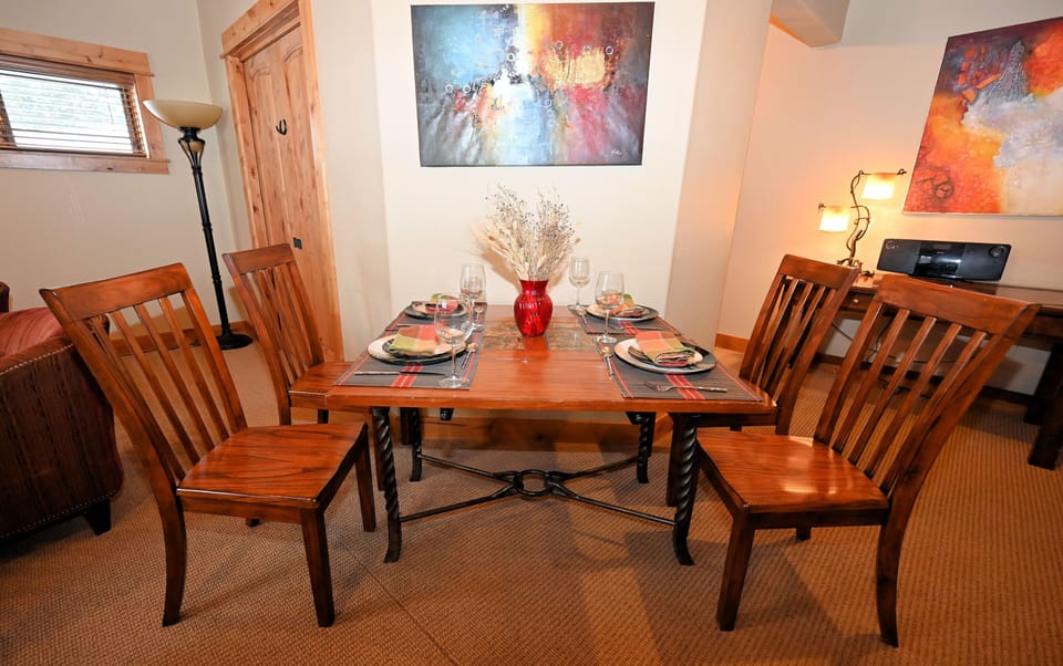 Casa Big Sky - dining area