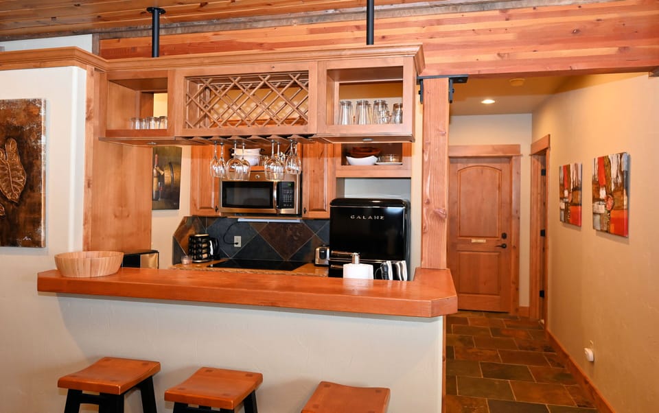 Casa Big Sky - kitchen and bar