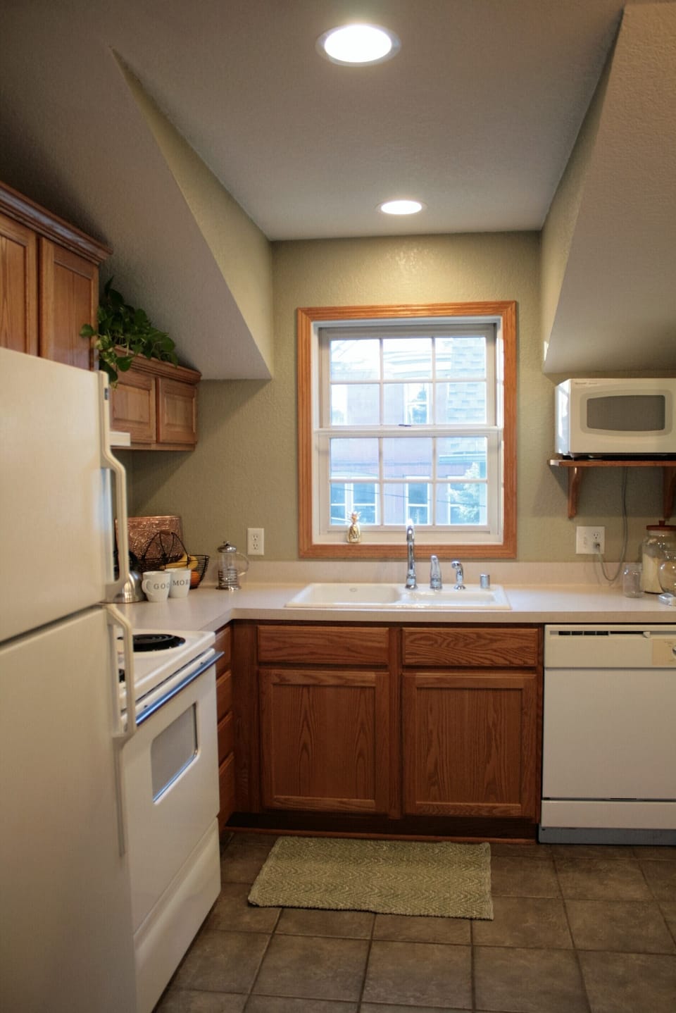 Complete private kitchen with coffees, tea...stocked with essentials 