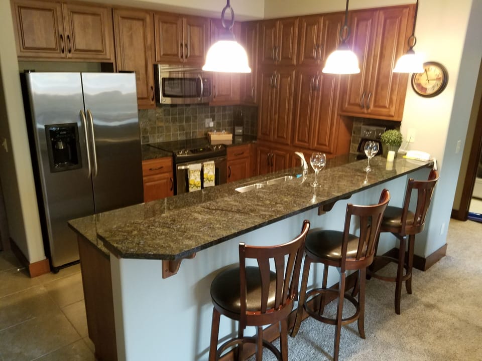 Kitchen: Beautiful fully appointed kitchen for simple to gourmet meals!