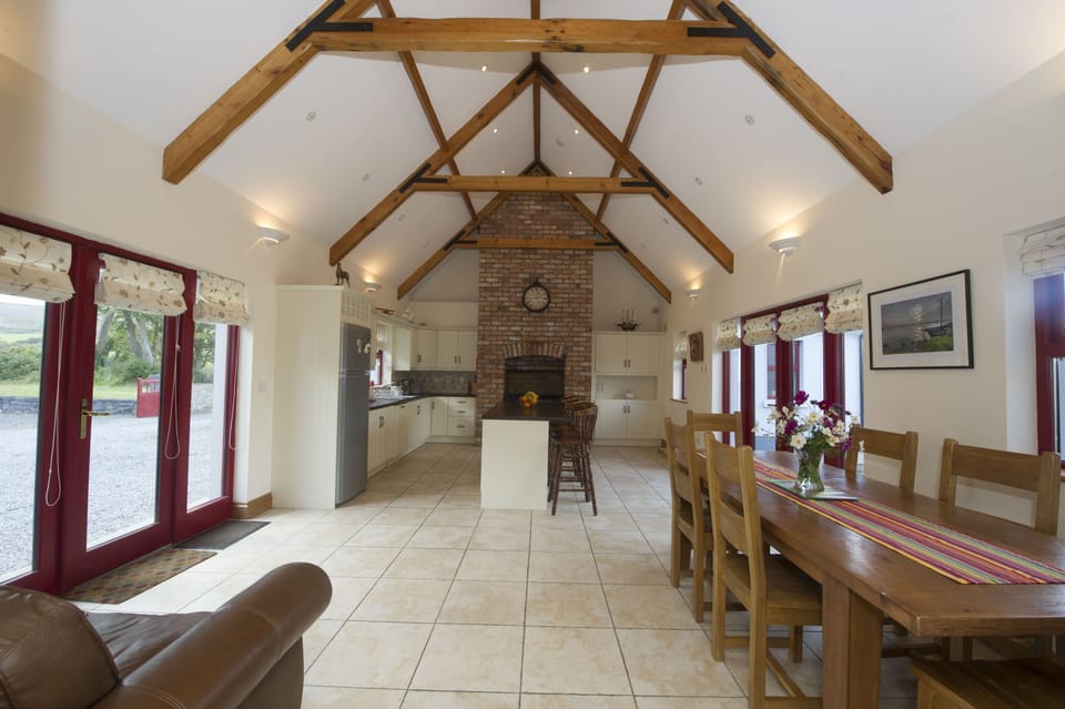 Kitchen & Dining