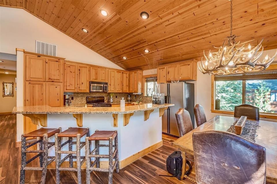 Kitchen & dining room