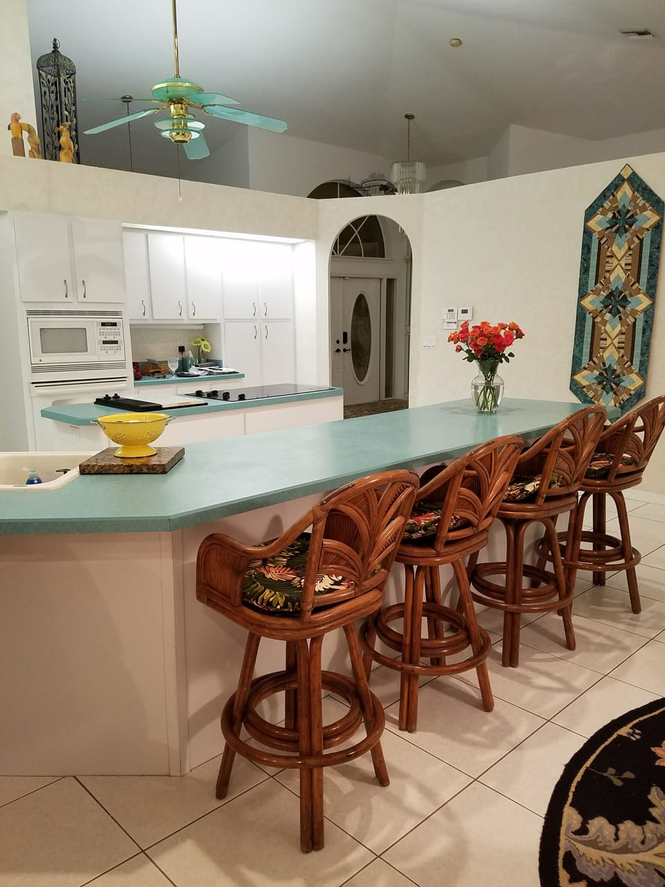 Kitchen Bar with 4 chairs