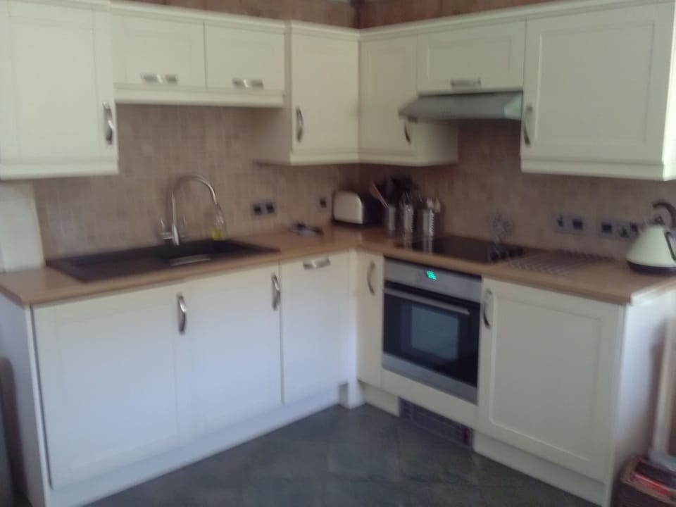 Fully equipped kitchen with dishwasher and washing machine
